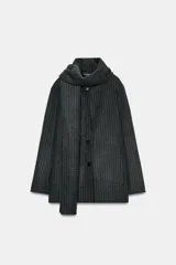 Blazer de corte recto confeccionado en mezcla de lana con estampado de rayas verticales. Presenta cuello redondo con bufanda incorporada en el mismo tejido, manga larga, bolsillos delanteros y cierre frontal con botones.