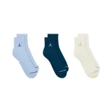 Pack de tres pares de medias tobilleras Jordan, en colores negro, blanco y bordó. Presentan el logo Jumpman bordado en el lateral y una franja de contraste en la puntera.