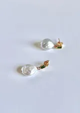 Aros colgantes con perlas barrocas, circonias verde esmeralda y base de plata 925 bañada en oro.