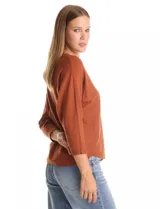 Buzo de tejido fino con escote en V, mangas tres cuartos estilo dolman y corte holgado.