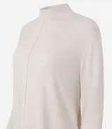 Suéter de punto color bordó, con cuello alto, mangas largas y detalle de costura vertical en relieve en el centro del frente.