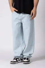 Jean baggy oversize de denim celeste claro, con corte ancho y relajado, estilo urbano.