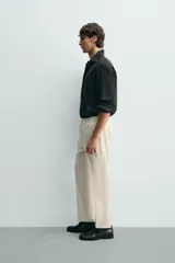 Pantalón regular fit color negro de tejido con viscosa, con cintura elástica ajustable con cordón, bolsillos frontales y traseros.