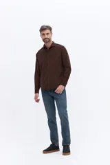 Camisa de pana de algodón con cuello clásico, cierre frontal de botones y mangas largas. Presenta un diseño de corte regular con textura suave y acabado mate.