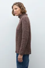 Polerón de cuello alto confeccionado en tejido buclé con textura jaspeada, de corte holgado y mangas largas con diseño raglán.
