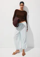 Sweater de punto fino color marrón, de corte recto, con cuello bote y manga larga.