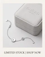 Pulsera de plata italiana 925 con cadena de eslabones finos, presenta dos dijes circulares, uno con incrustación de nácar y centro de circonia, y otro pequeño con pavé de circonias. Incluye cadena de alargue con dije final en forma de corazón.