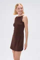Vestido corto de algodón, de corte ajustado al cuerpo, con cuello a la base y diseño sin mangas.