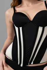 Corset largo con copa y aro, ballenas delanteras, breteles elásticos regulables y broches en la espalda con dos filas.