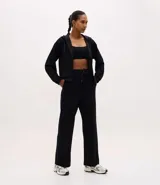 Pantalón deportivo de corte recto confeccionado en modal, con cintura elástica, cordón ajustable y bolsillos delanteros aplicados.