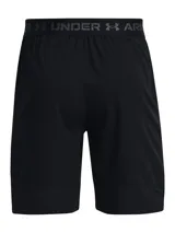 Short deportivo Under Armour de secado rápido, color negro, con diseño de doble capa que incluye una calza interna en color verde oliva. Cuenta con logo de la marca en la pierna derecha, cintura elástica y bolsillos laterales.