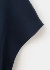 Camiseta básica de manga corta y cuello redondo, de corte recto y tejido fino de mezcla de algodón y modal.