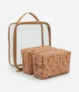Kit de tres neceseres organizadores. Incluye un neceser grande transparente con bordes en tono tostado y dos neceseres más pequeños estructurados, uno con estampado de puntos y otro con estampado de carpinchos y flores blancas. Todos cuentan con cierre superior.