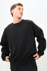 Buzo negro de corte amplio con cuello redondo y mangas largas.