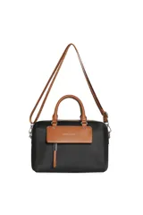Cartera tipo morral de color negro con detalles en cuero sintético marrón tostado, doble asa de mano y correa larga ajustable y extraíble.