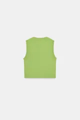 Top crop de tejido de punto color beige claro, con cuello redondo y manga sisa. Presenta acabados en rib en el cuello, sisas y bajo.