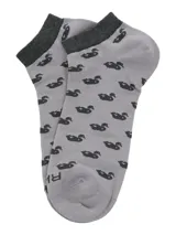 Medias cortas de bambú color gris, con diseño estampado de patos negros y elástico superior en tono oscuro.