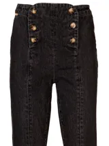 Jeans de denim gris oscuro, estilo bootcut de tiro alto, con costuras frontales verticales que estilizan la pierna y cierre de doble botonadura metálica en la parte delantera.