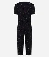 Pijama largo negro de viscolycra con estampa floral, compuesto por una remera de manga corta con escote en V y aplicación de encaje, y un pantalón con cintura elastizada.