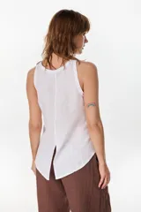 Blusa marrón de lino, sin mangas, con escote redondo y corte evasé. Presenta una costura vertical central en el frente y bajo asimétrico.