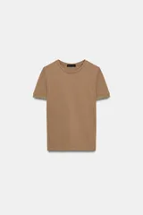 Camiseta de cuello redondo y manga corta, con detalle de tejido de punto brillante en los bordes de las mangas.
