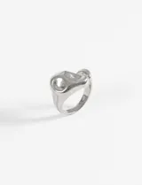 Anillo plateado de acero quirúrgico hipoalergénico con textura marcada.