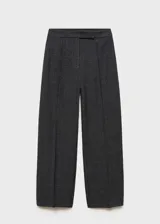 Pantalon de vestir de corte recto y tiro medio, confeccionado en tejido tweed con estampado de cuadros. Cuenta con bolsillos laterales y cierre frontal con botones, gancho y cremallera.