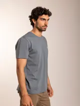 Remera básica de manga corta y cuello redondo, color blanco, con pequeño logo bordado en el pecho.