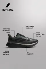 Zapatilla de running para asfalto con parte superior de tejido de punto transpirable y refuerzos Shield Protect Max en puntera y talón. Cuenta con suela de TPU con tecnología Bright Foam para absorción de impacto, estabilidad y rebote, ajuste por cordones y tirador posterior.