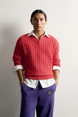 Sweater regular fit de punto tejido en hilatura de algodón, con cuello en V y manga larga. Presenta diseño de trenzas, acabados en rib y parche de la marca en el bajo.