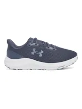 Championes de running Under Armour modelo Charged Pursuit 4, color gris con entresuela blanca. Presentan una parte superior de malla transpirable, logo de la marca en el lateral y tecnología Charged Cushioning en la entresuela para mayor amortiguación y respuesta.