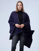 Ruana negra de tejido soft con ribete de cuero sintético.