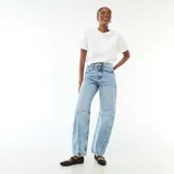 Pantalón jean de corte globo con tiro alto, confeccionado en denim de lavado claro con costuras frontales verticales en el bajo.