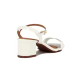 Sandalia de taco cuadrado Vizzano color blanco, con tira frontal ancha y tira ajustable al tobillo con hebilla dorada.