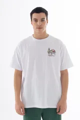 Remera blanca de algodón con cuello redondo y mangas cortas. Estampado en la espalda con ilustración de personajes de Dragon Ball Z intervenidos por el artista coreano Lonely Weirdo Club.