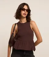 Musculosa color marrón con cuello redondo y corte globo.