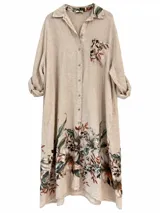 Vestido midi camisero de lino color beige, con cuello clásico, cierre frontal con botones y mangas largas remangables. Presenta un estampado floral en el bajo, el bolsillo frontal y el interior del cuello.