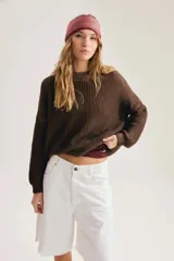 Sweater de punto grueso acanalado color marrón, de corte oversized con cuello redondo, mangas largas y diseño cropped.