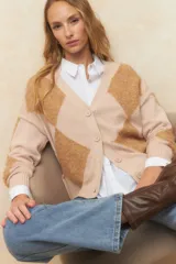 Cardigan largo con escote en V, confeccionado en tejido de punto con diseño geométrico de rombos en contraste de color negro y gris.