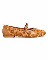 Balerina de cuero marrón con diseño tramado texturizado, puntera ovalada y una fina tira con hebilla metálica sobre el empeine.