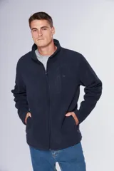 Campera de polar azul marino con cierre frontal completo, cuello alto y bolsillos laterales con cierre. Presenta un bolsillo vertical con cierre en el pecho y logo bordado.