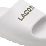 Ojotas Lacoste Serve Slide 2.0 de color blanco, con la inscripción de la marca en color verde oliva sobre la tira ancha.