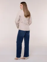 Campera capitoneada verde militar de la línea Weatherproof, con diseño a rombos, cuello alto mao, cierre frontal con cremallera y botones a presión dorados, bolsillos frontales con solapa y trabas de ajuste en la cintura.