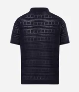 Remera polo masculina de manga corta, color azul marino, con cuello en V y diseño de textura tipo patchwork.