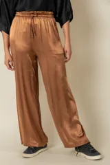 Pantalón palazzo color marrón de viscosa brillante, con cintura elastizada ajustable con cordón y bolsillos laterales.