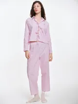 Pantalón de dormir de corte recto y calce relajado, confeccionado en popelina de algodón con estampado de rayas verticales y pequeños puntos bordados. Presenta cintura elastizada para mayor comodidad.