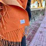 Bufanda de lana color azul marino con flecos en los extremos.