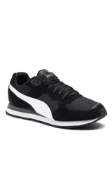 Championes deportivos Puma Vista, color negro con franja blanca en el lateral y entresuela blanca. Confeccionados en malla y gamuza sintética.