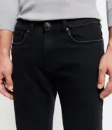 Pantalón de jean negro para hombre, de corte recto, con trabillas en la cintura, cierre de botón y cremallera, bolsillos delanteros y traseros, y detalles con efecto desteñido.