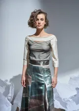 Top de satén lycra color crema con tul elastizado superpuesto en el delantero y cuello tipo bote.